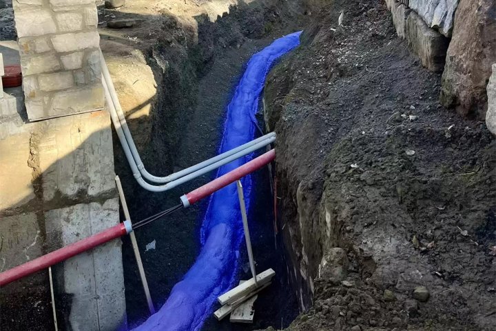 <ul> <li>Service complet clef en main.</li> <li>Autant pour l'eau, les égouts & l'électrique.</li> </ul>