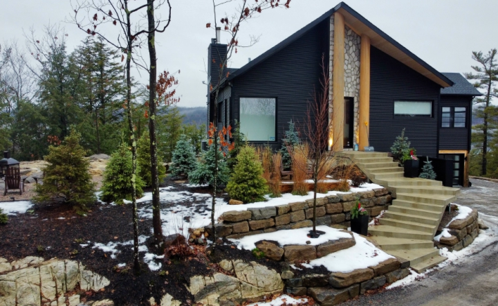 <ul> <li>Avec la pluie verglaçante et les tempêtes de neige Québécoises, nous avons décidé d’offrir à nos clients une solution sur mesure à leur besoin.</li> </ul>