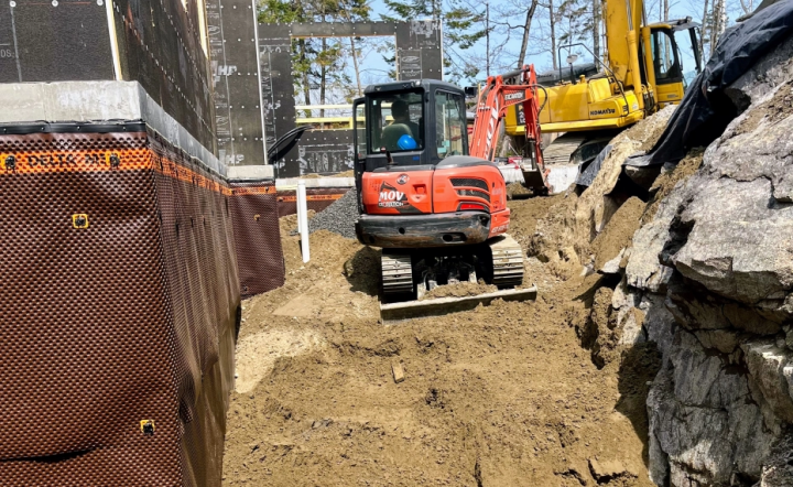 <ul> <li>Drain.</li> <li>Expert en déviation et contrôle des eaux.</li> </ul>