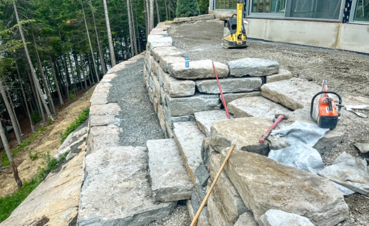 <ul> <li>Nous offrons un service de création unique sur mesure, le taillage des pierres naturelles n’a plus de secret pour nous.</li> </ul>