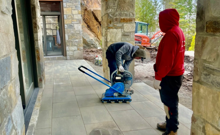 <ul> <li>Nous préparons tout vos espaces de plantations.</li> <li>Service de plantation d'arbres & arbustres.</li> </ul>